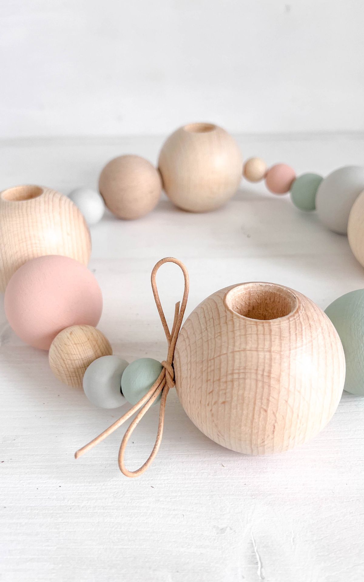Adventskranz basteln leicht gemacht! Bei diesem skandinavischen Adventskranz aus Holz trifft Minimalismus auf Weihnachtszauber und bringt schlichte Besinnlichkeit in deine vier Wände. | Mein DIY Adventskranz bekannt aus SWR Kaffee oder Tee