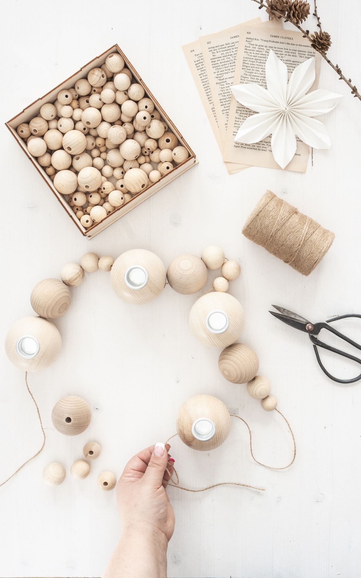 Adventskranz basteln leicht gemacht! Bei diesem skandinavischen Adventskranz aus Holz trifft Minimalismus auf Weihnachtszauber und bringt schlichte Besinnlichkeit in deine vier Wände. | Mein DIY Adventskranz bekannt aus SWR Kaffee oder Tee