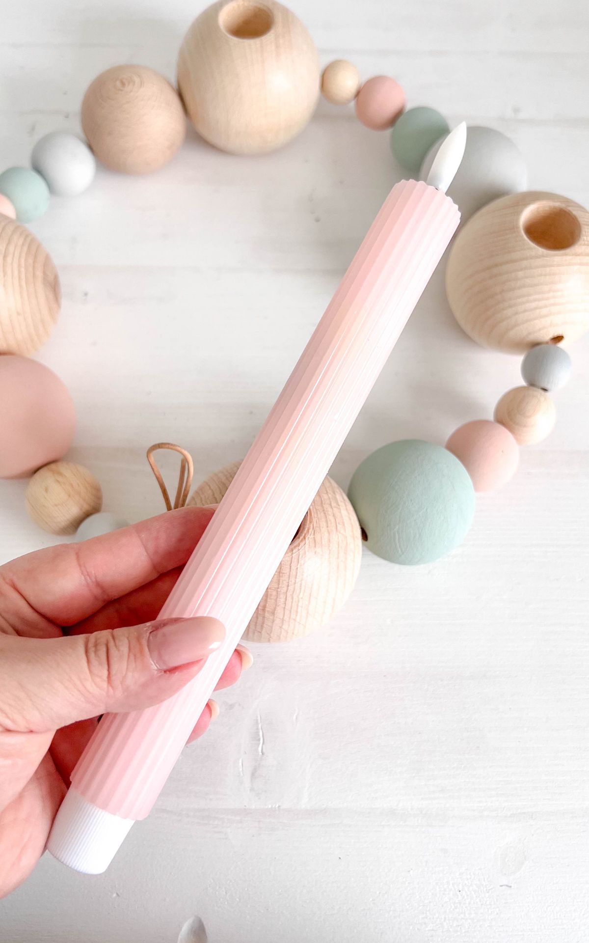 Adventskranz basteln leicht gemacht! Bei diesem skandinavischen Adventskranz aus Holz trifft Minimalismus auf Weihnachtszauber und bringt schlichte Besinnlichkeit in deine vier Wände. | Mein DIY Adventskranz bekannt aus SWR Kaffee oder Tee