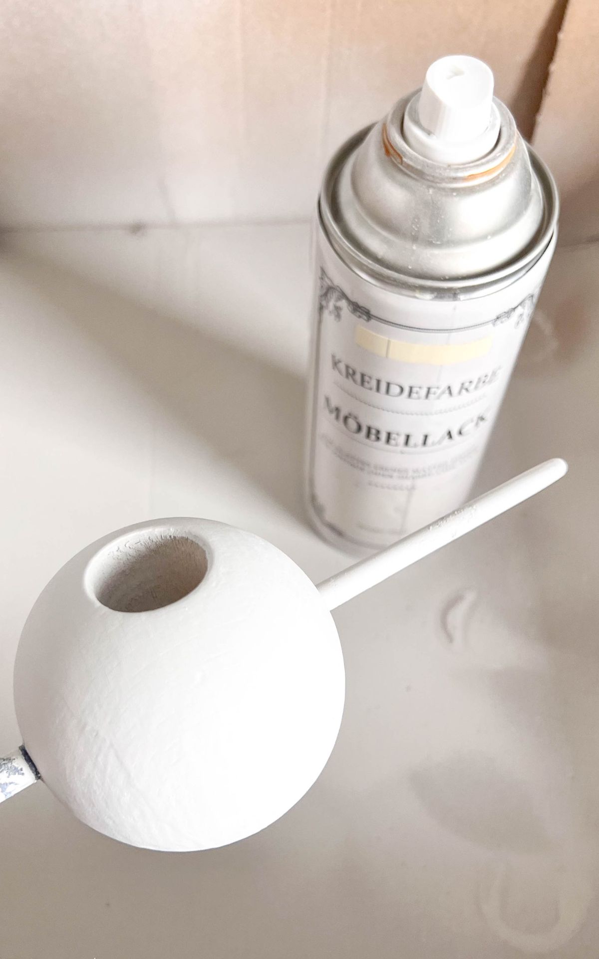Adventskranz basteln leicht gemacht! Bei diesem skandinavischen Adventskranz aus Holz trifft Minimalismus auf Weihnachtszauber und bringt schlichte Besinnlichkeit in deine vier Wände. | Mein DIY Adventskranz bekannt aus SWR Kaffee oder Tee