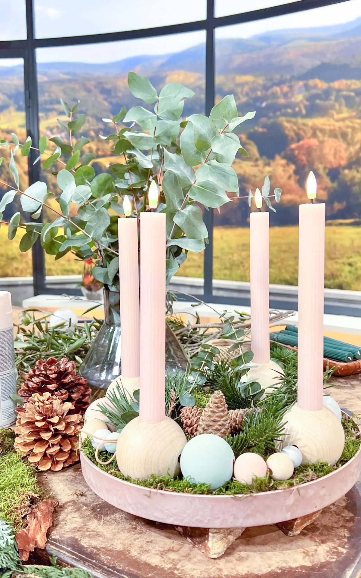 Adventskranz basteln aus Holz-Kugeln