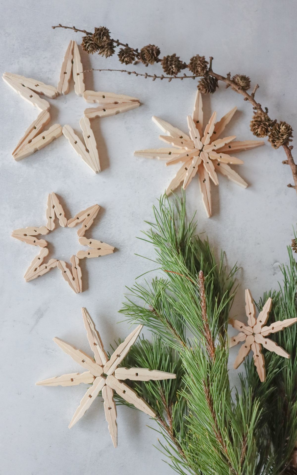 Selbstgemachte Wäscheklammer Sterne – DIY-Adventsschmuck, der bezaubert! Verwandle Wäscheklammern in festliche Fensterdeko & Geschenkanhänger in Stern-Form. Bekannt aus ARD Buffet