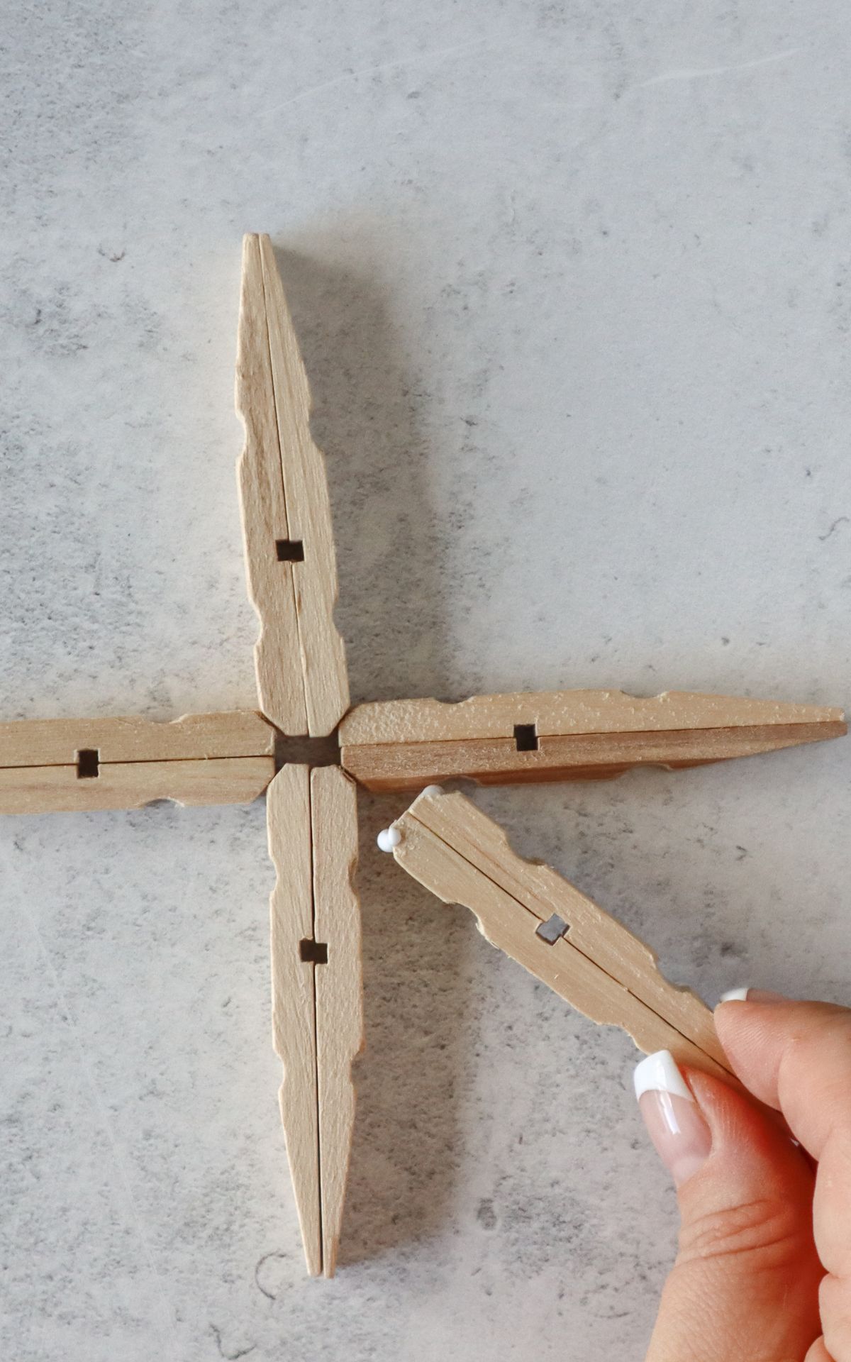 Selbstgemachte Wäscheklammer Sterne – DIY-Adventsschmuck, der bezaubert! Verwandle Wäscheklammern in festliche Fensterdeko & Geschenkanhänger in Stern-Form. Bekannt aus ARD Buffet