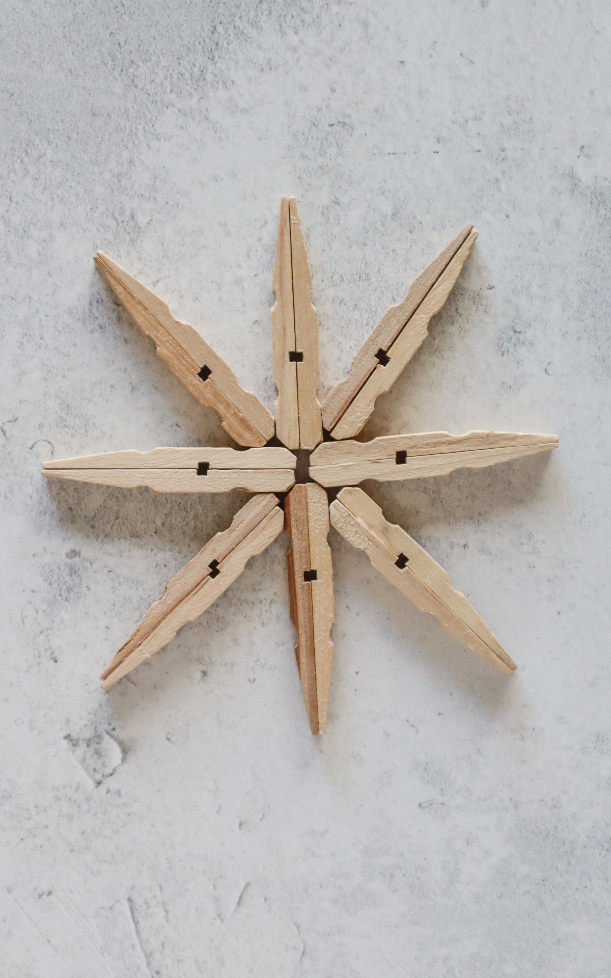 Selbstgemachte Wäscheklammer Sterne – DIY-Adventsschmuck, der bezaubert! Verwandle Wäscheklammern in festliche Fensterdeko & Geschenkanhänger in Stern-Form. Bekannt aus ARD Buffet