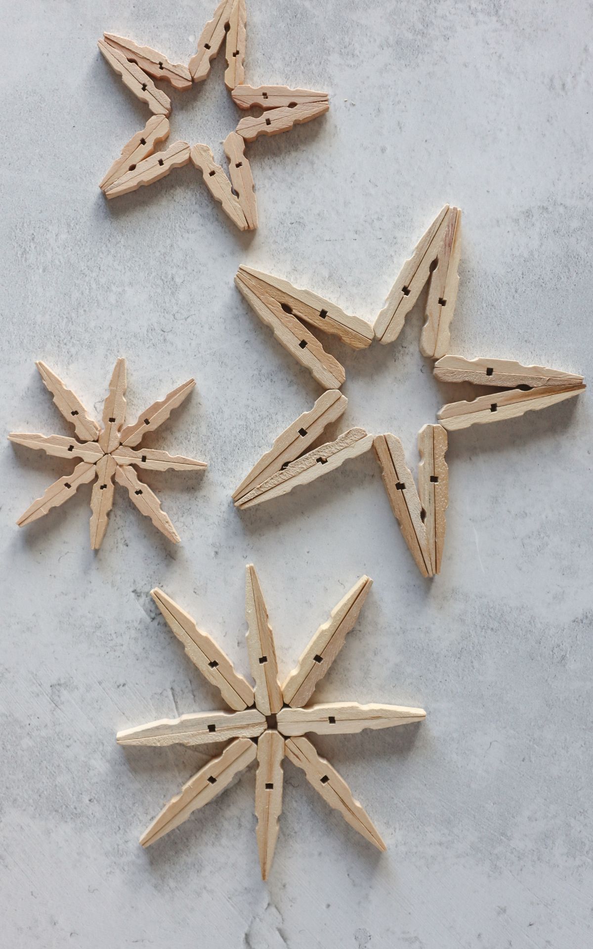 Selbstgemachte Wäscheklammer Sterne – DIY-Adventsschmuck, der bezaubert! Verwandle Wäscheklammern in festliche Fensterdeko & Geschenkanhänger in Stern-Form. Bekannt aus ARD Buffet
