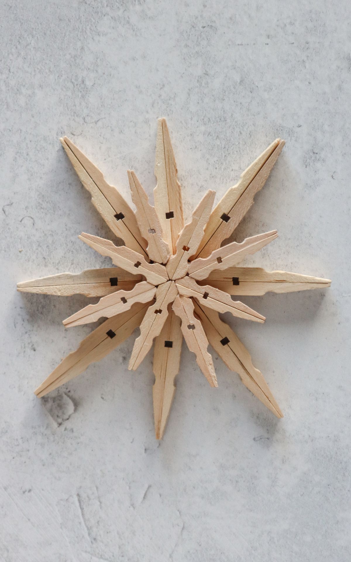 Selbstgemachte Wäscheklammer Sterne – DIY-Adventsschmuck, der bezaubert! Verwandle Wäscheklammern in festliche Fensterdeko & Geschenkanhänger in Stern-Form. Bekannt aus ARD Buffet