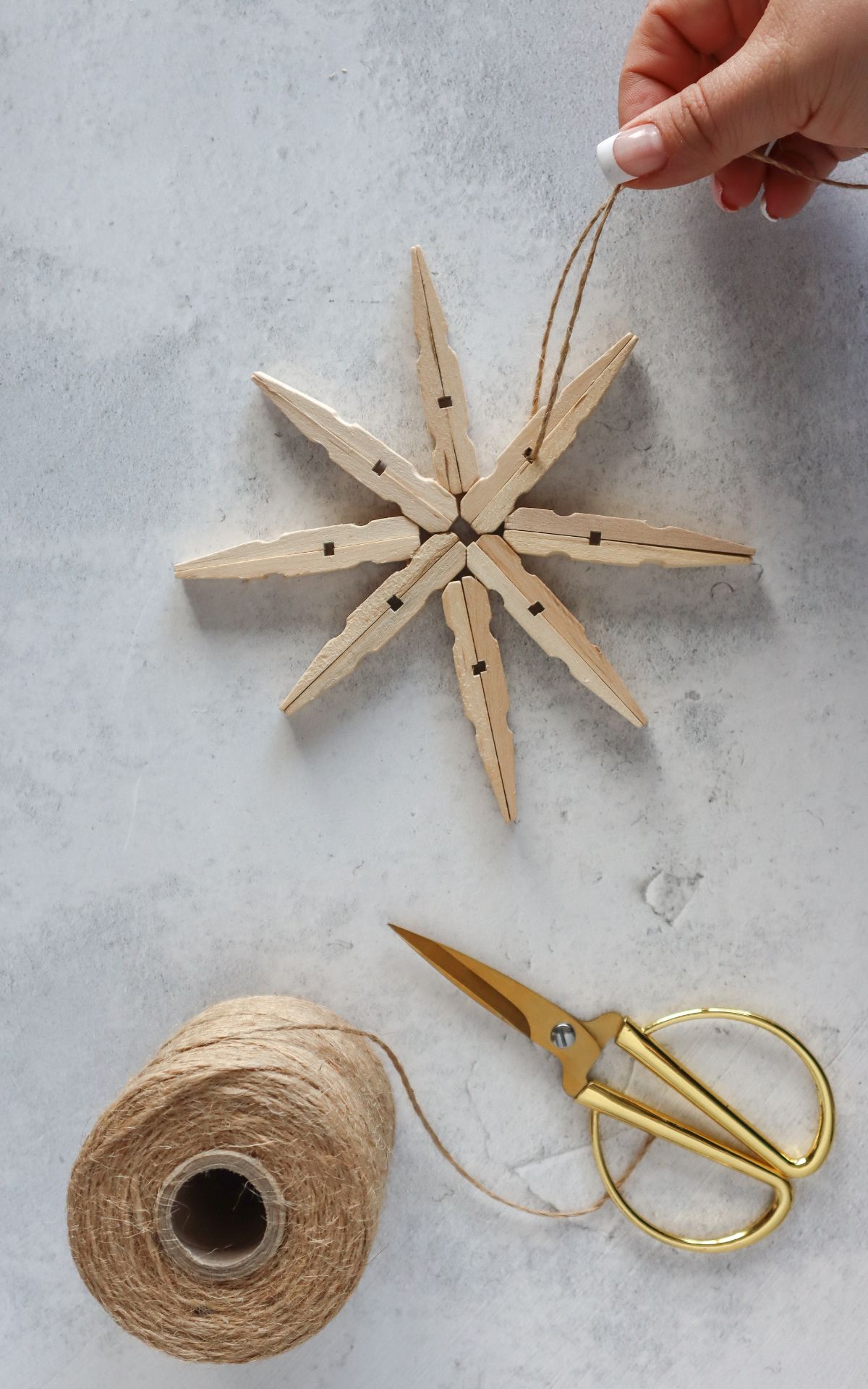 Selbstgemachte Wäscheklammer Sterne – DIY-Adventsschmuck, der bezaubert! Verwandle Wäscheklammern in festliche Fensterdeko & Geschenkanhänger in Stern-Form. Bekannt aus ARD Buffet