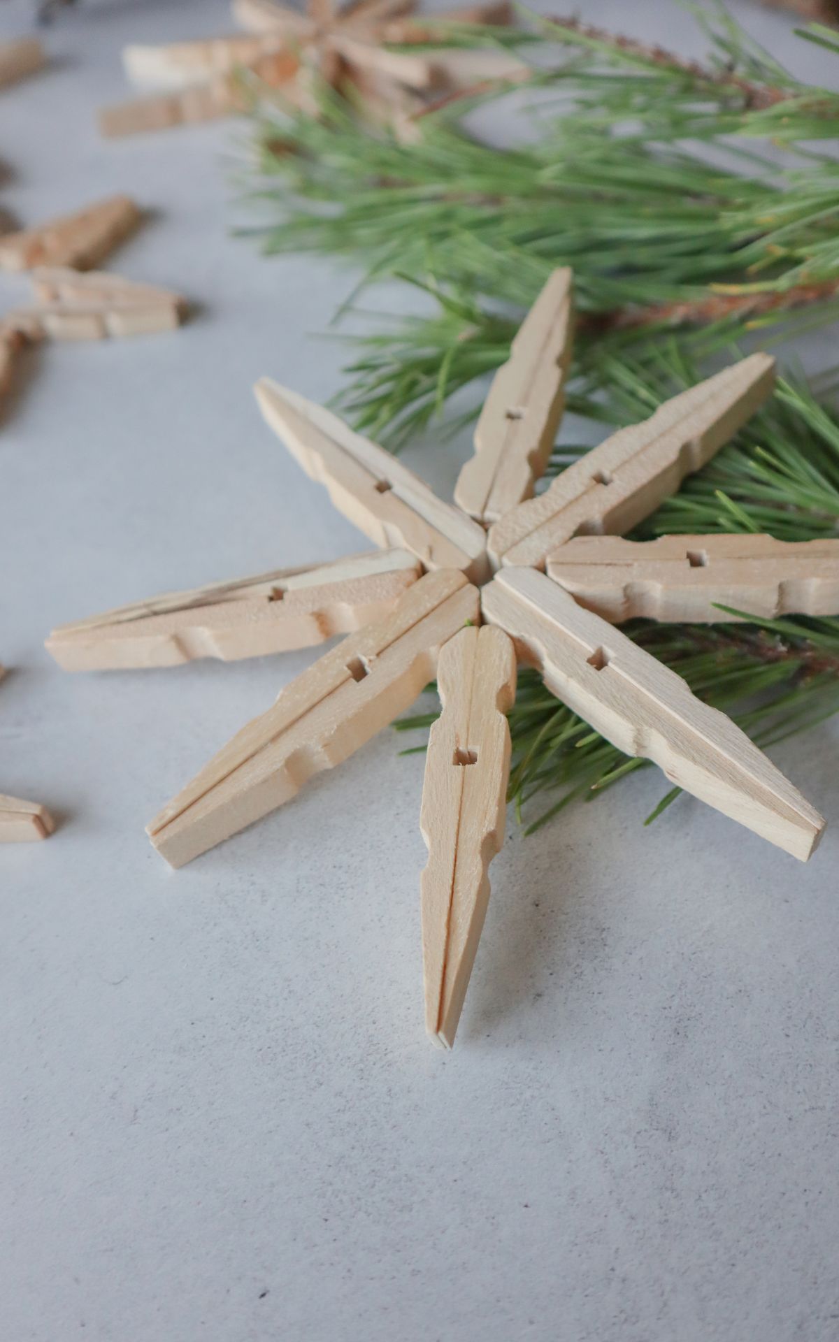 Selbstgemachte Wäscheklammer Sterne – DIY-Adventsschmuck, der bezaubert! Verwandle Wäscheklammern in festliche Fensterdeko & Geschenkanhänger in Stern-Form. Bekannt aus ARD Buffet