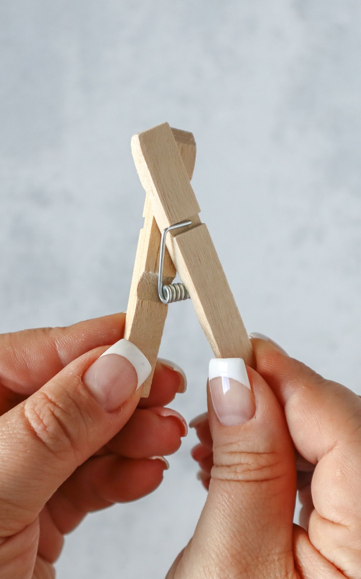 Selbstgemachte Wäscheklammer Sterne – DIY-Adventsschmuck, der bezaubert! Verwandle Wäscheklammern in festliche Fensterdeko & Geschenkanhänger in Stern-Form. Bekannt aus ARD Buffet