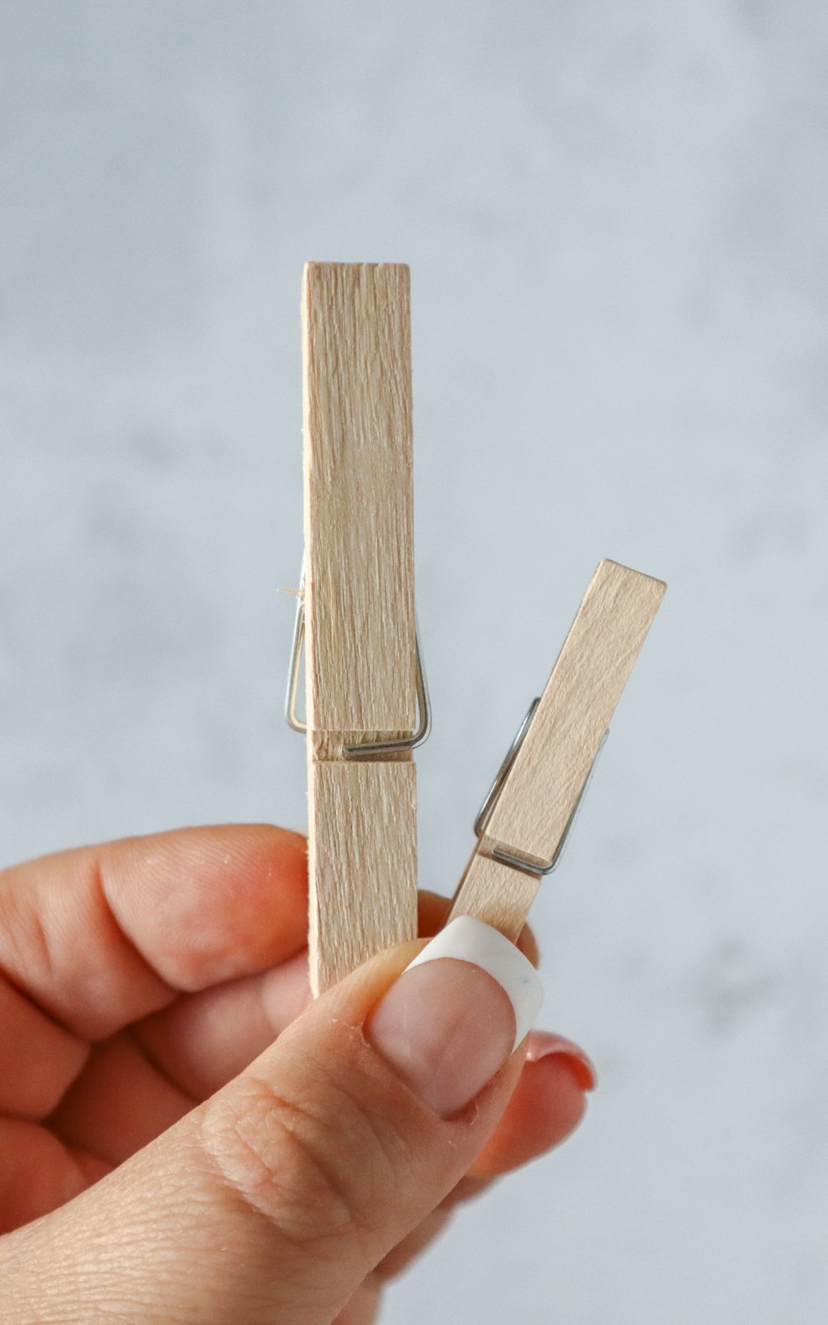 Selbstgemachte Wäscheklammer Sterne – DIY-Adventsschmuck, der bezaubert! Verwandle Wäscheklammern in festliche Fensterdeko & Geschenkanhänger in Stern-Form. Bekannt aus ARD Buffet
