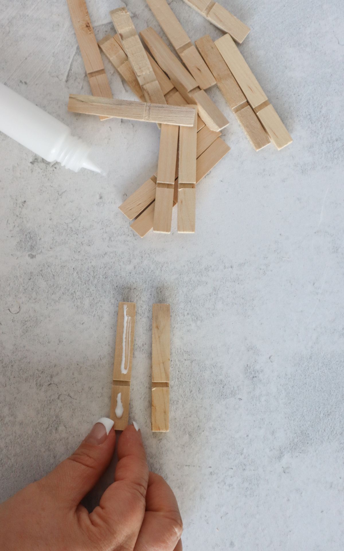 Selbstgemachte Wäscheklammer Sterne – DIY-Adventsschmuck, der bezaubert! Verwandle Wäscheklammern in festliche Fensterdeko & Geschenkanhänger in Stern-Form. Bekannt aus ARD Buffet