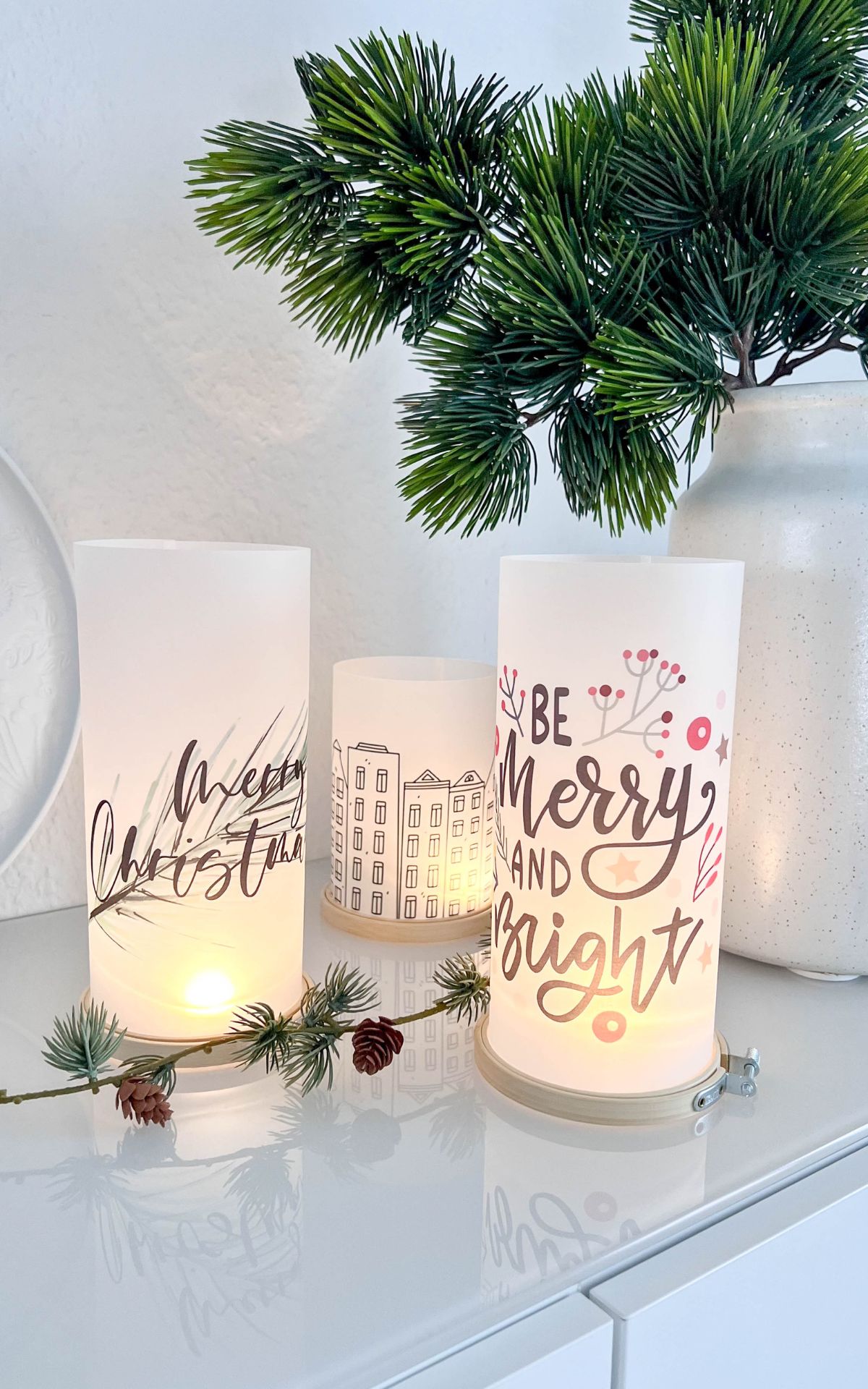 Erlebe festliche Kreativität im Breuningerland Ludwigsburg: Kostenlose DIY-Workshops mit Kati Make It 06. - 20.12.2024! Komm vorbei und lass dich inspirieren. Wir basteln: Nikolausstiefel, weihnachtliche WIndlichter und Baum-/Geschenkanhänger aus Acryglas
