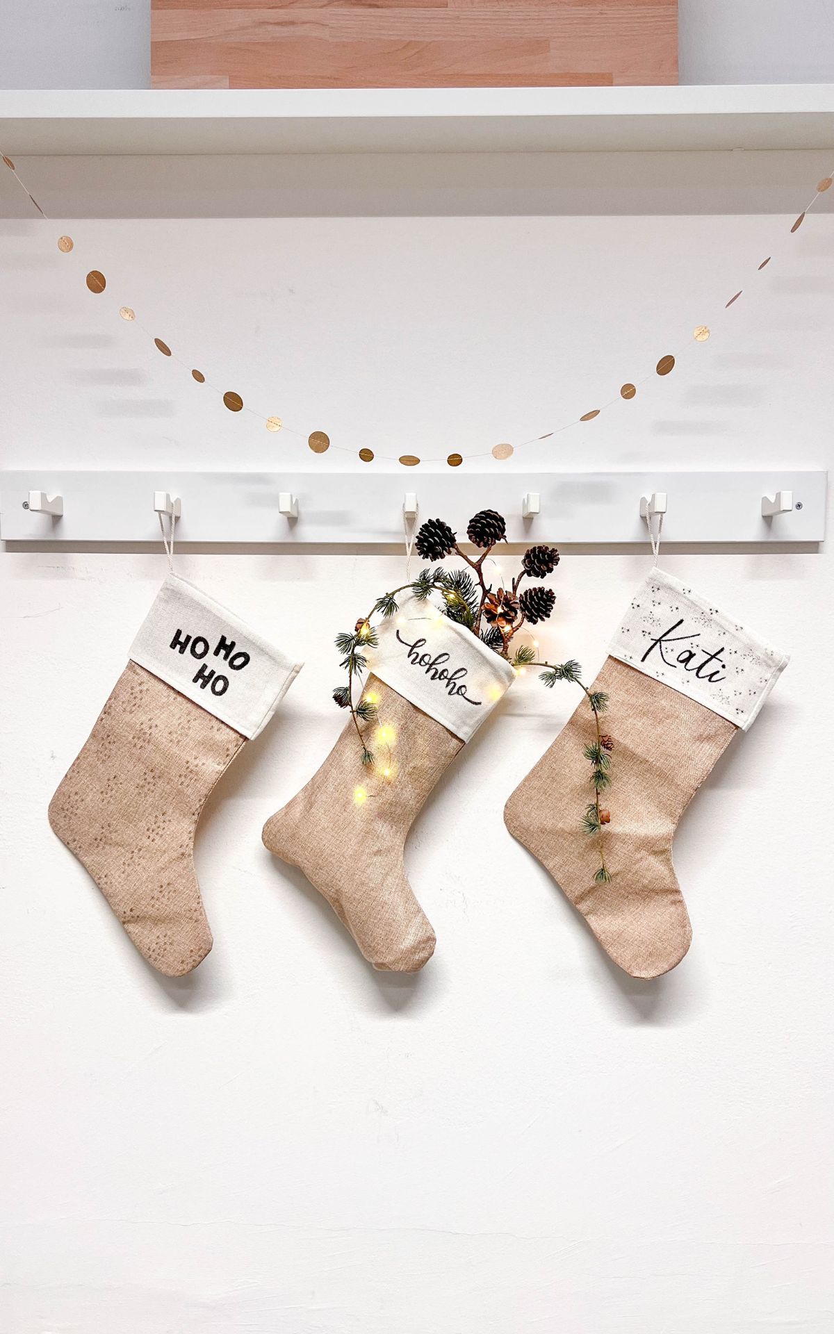 Erlebe festliche Kreativität im Breuningerland Ludwigsburg: Kostenlose DIY-Workshops mit Kati Make It 06. - 20.12.2024! Komm vorbei und lass dich inspirieren. Wir basteln: Nikolausstiefel, weihnachtliche WIndlichter und Baum-/Geschenkanhänger aus Acryglas