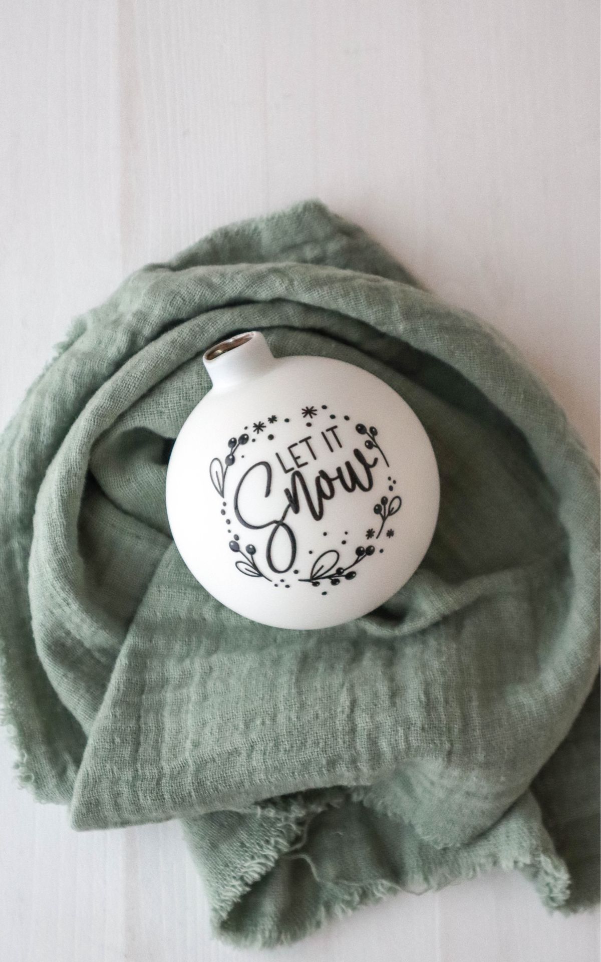 Weihnachtskugel DIY - Edle Tischdeko für Weihnachten basteln aus Christbaumkugeln - Verleihe deiner Tischdeko für Weihnachten das gewisse Etwas mit diesem kreativen Weihnachtskugel DIY, das deine Gäste garantiert beeindrucken wird.