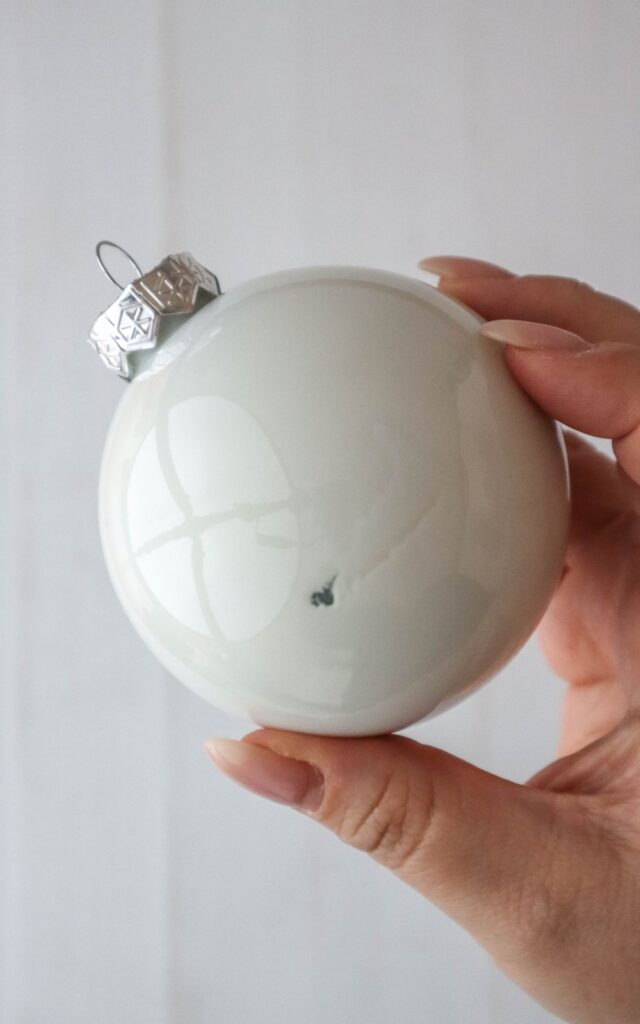 Weihnachtskugel DIY - Edle Tischdeko für Weihnachten basteln aus Christbaumkugeln - Verleihe deiner Tischdeko für Weihnachten das gewisse Etwas mit diesem kreativen Weihnachtskugel DIY, das deine Gäste garantiert beeindrucken wird.