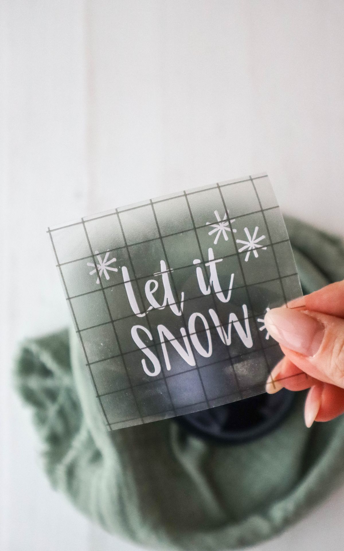 Weihnachtskugel DIY - Edle Tischdeko für Weihnachten basteln aus Christbaumkugeln - Verleihe deiner Tischdeko für Weihnachten das gewisse Etwas mit diesem kreativen Weihnachtskugel DIY, das deine Gäste garantiert beeindrucken wird.