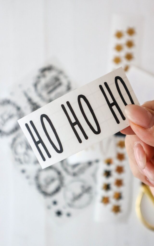 Weihnachtskugel DIY - Edle Tischdeko für Weihnachten basteln aus Christbaumkugeln - Verleihe deiner Tischdeko für Weihnachten das gewisse Etwas mit diesem kreativen Weihnachtskugel DIY, das deine Gäste garantiert beeindrucken wird.