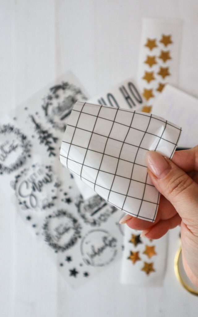 Weihnachtskugel DIY - Edle Tischdeko für Weihnachten basteln aus Christbaumkugeln - Verleihe deiner Tischdeko für Weihnachten das gewisse Etwas mit diesem kreativen Weihnachtskugel DIY, das deine Gäste garantiert beeindrucken wird.