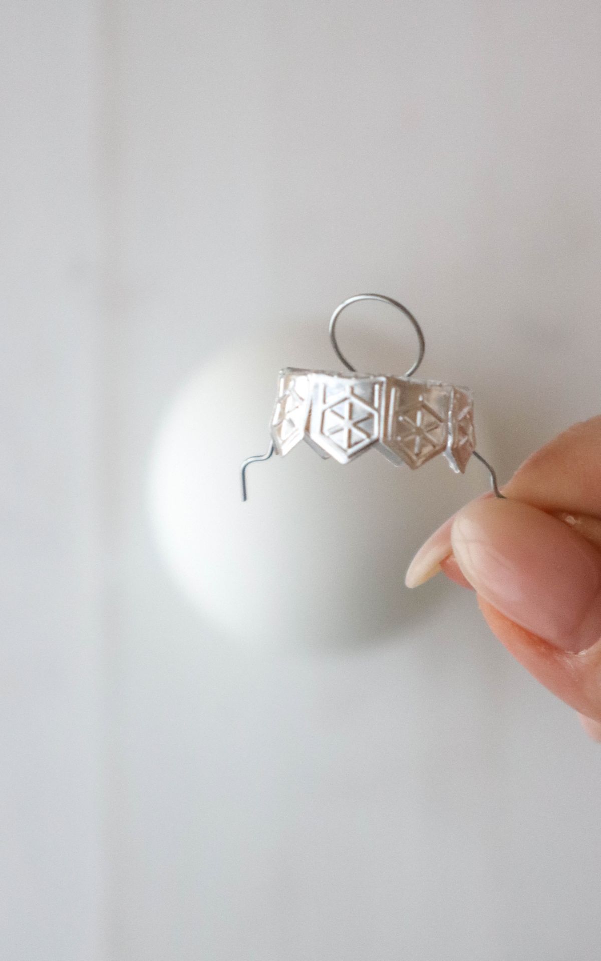 Weihnachtskugel DIY - Edle Tischdeko für Weihnachten basteln aus Christbaumkugeln - Verleihe deiner Tischdeko für Weihnachten das gewisse Etwas mit diesem kreativen Weihnachtskugel DIY, das deine Gäste garantiert beeindrucken wird.