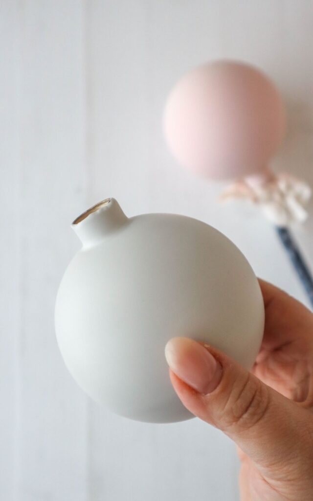 Weihnachtskugel DIY - Edle Tischdeko für Weihnachten basteln aus Christbaumkugeln - Verleihe deiner Tischdeko für Weihnachten das gewisse Etwas mit diesem kreativen Weihnachtskugel DIY, das deine Gäste garantiert beeindrucken wird.