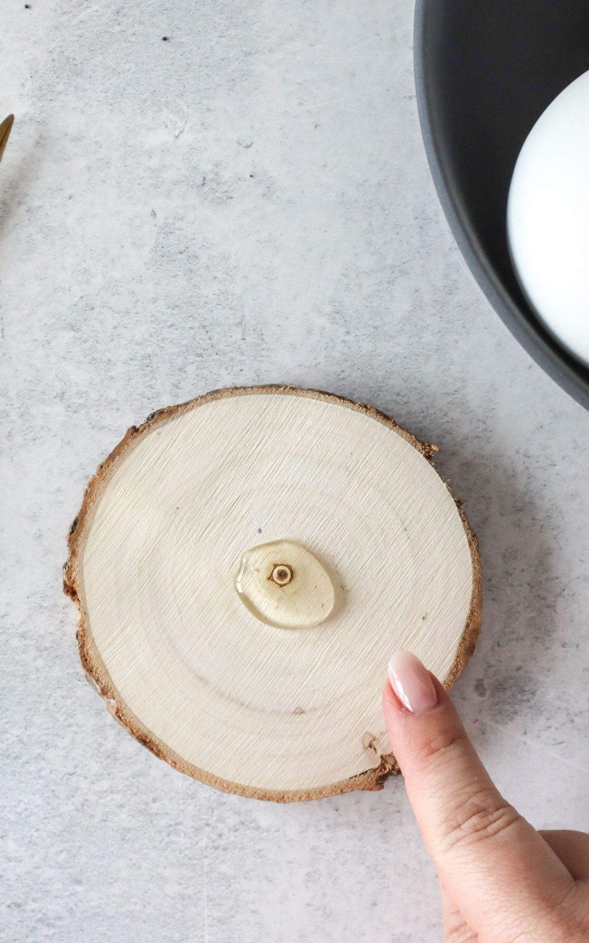 Weihnachtskugel DIY - Edle Tischdeko für Weihnachten basteln aus Christbaumkugeln - Verleihe deiner Tischdeko für Weihnachten das gewisse Etwas mit diesem kreativen Weihnachtskugel DIY, das deine Gäste garantiert beeindrucken wird.