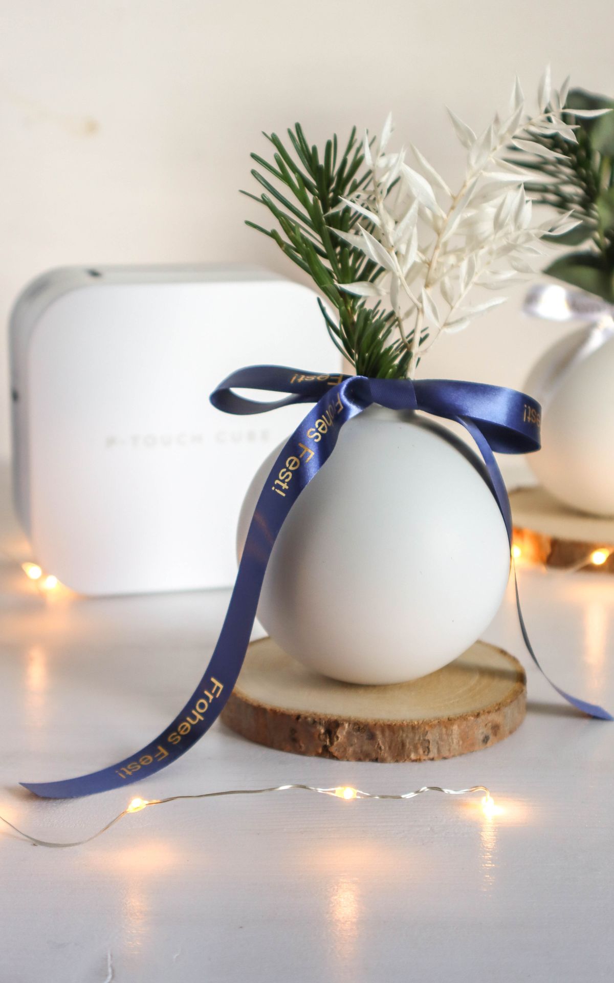 Weihnachtskugel DIY - Edle Tischdeko für Weihnachten basteln aus Christbaumkugeln - Verleihe deiner Tischdeko für Weihnachten das gewisse Etwas mit diesem kreativen Weihnachtskugel DIY, das deine Gäste garantiert beeindrucken wird.
