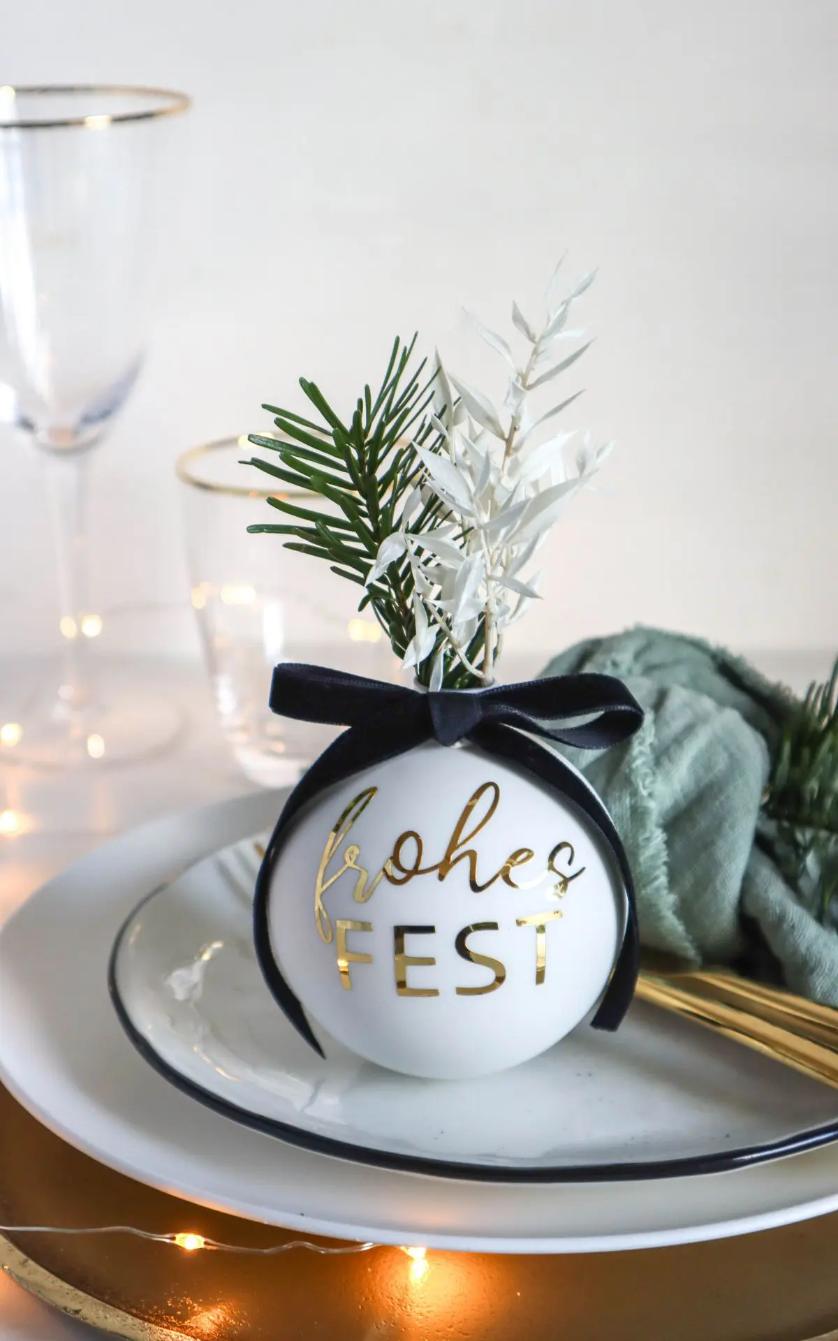 Weihnachtskugel DIY: Edle Tischdeko für Weihnachten basteln aus Christbaumkugeln