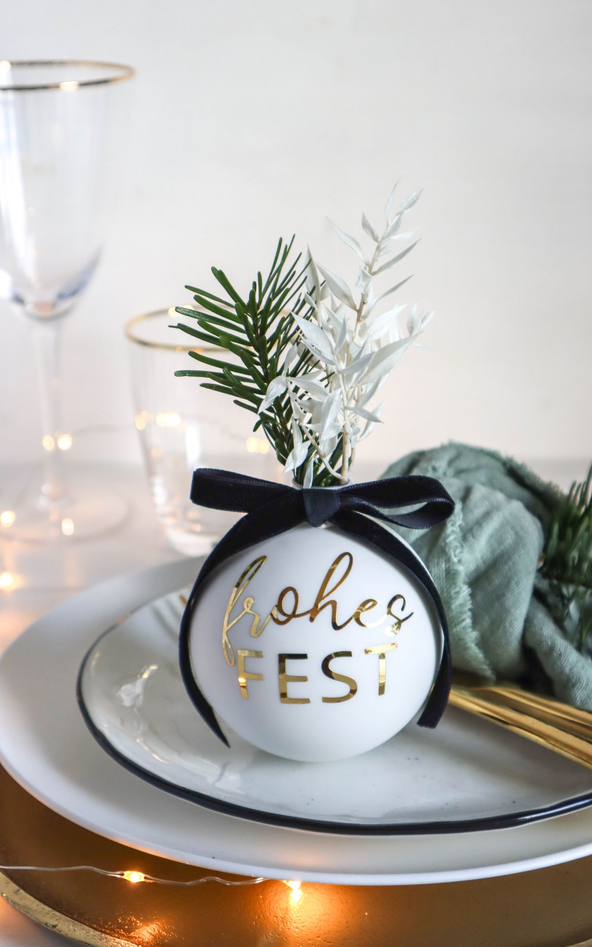 Weihnachtskugel DIY - Edle Tischdeko für Weihnachten basteln aus Christbaumkugeln - Verleihe deiner Tischdeko für Weihnachten das gewisse Etwas mit diesem kreativen Weihnachtskugel DIY, das deine Gäste garantiert beeindrucken wird.