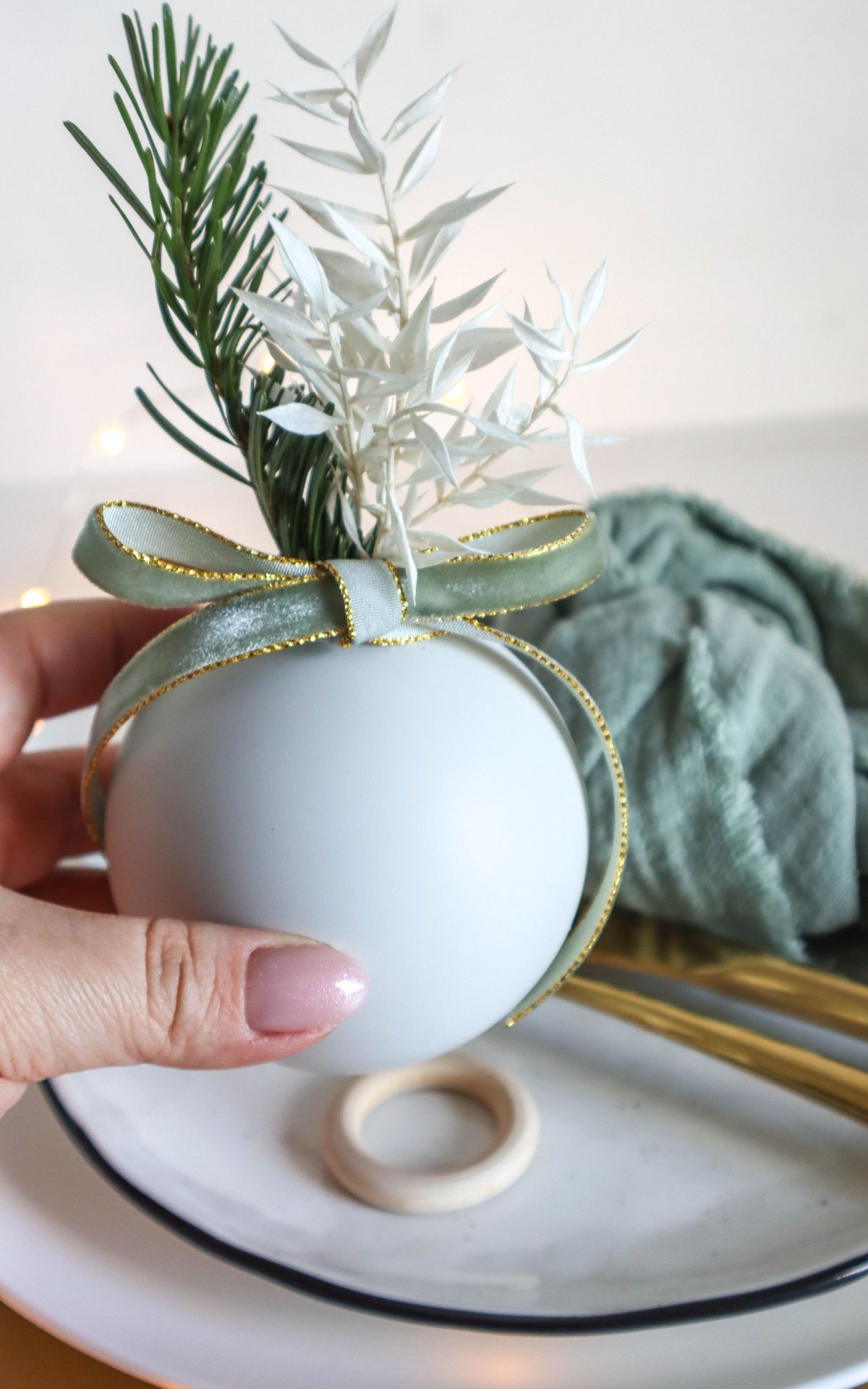Weihnachtskugel DIY - Edle Tischdeko für Weihnachten basteln aus Christbaumkugeln - Verleihe deiner Tischdeko für Weihnachten das gewisse Etwas mit diesem kreativen Weihnachtskugel DIY, das deine Gäste garantiert beeindrucken wird.