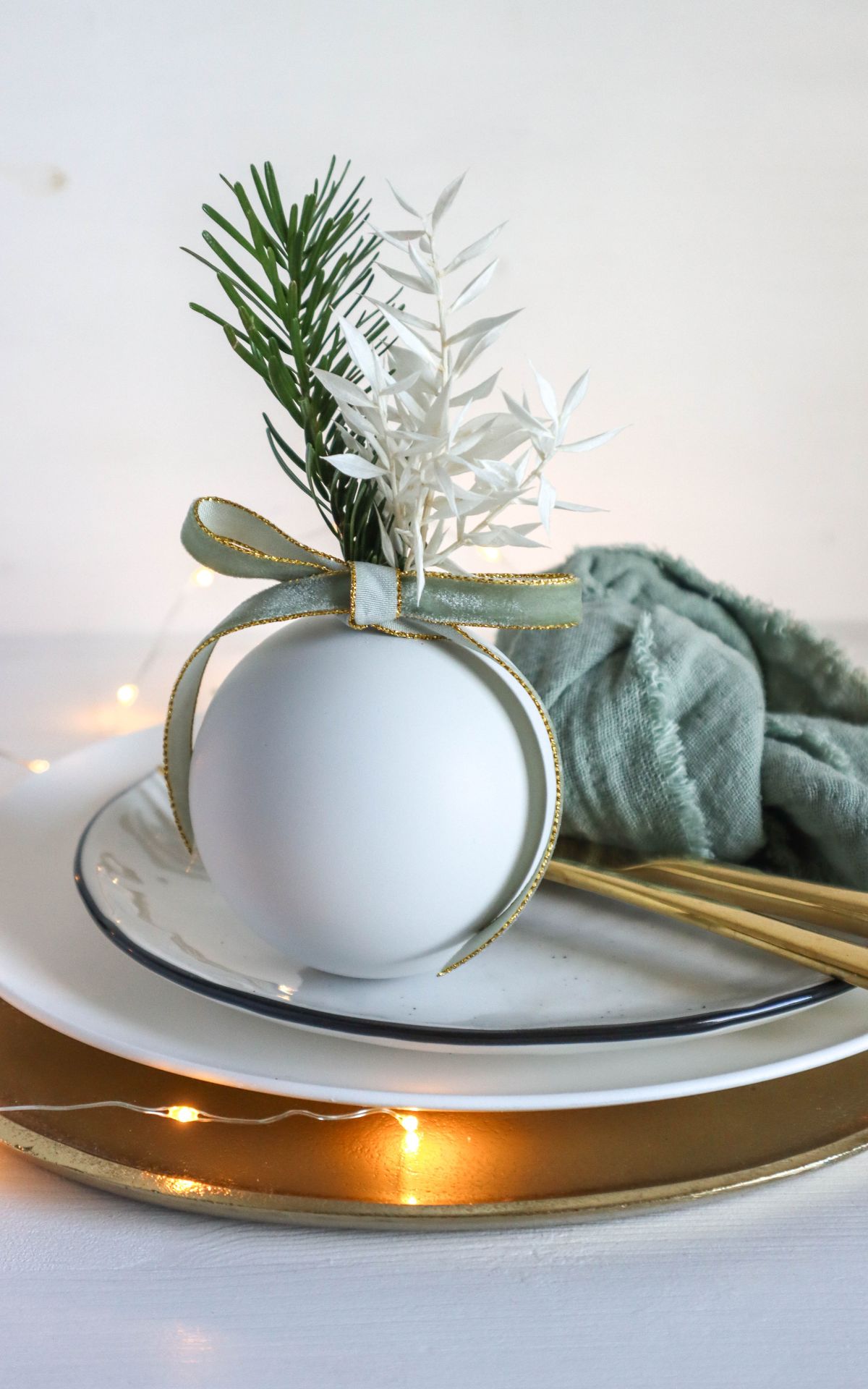 Weihnachtskugel DIY - Edle Tischdeko für Weihnachten basteln aus Christbaumkugeln - Verleihe deiner Tischdeko für Weihnachten das gewisse Etwas mit diesem kreativen Weihnachtskugel DIY, das deine Gäste garantiert beeindrucken wird.