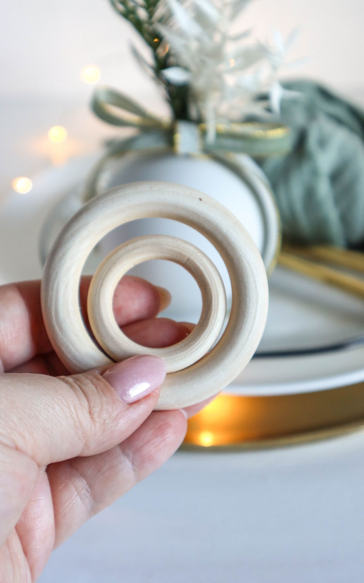 Weihnachtskugel DIY - Edle Tischdeko für Weihnachten basteln aus Christbaumkugeln - Verleihe deiner Tischdeko für Weihnachten das gewisse Etwas mit diesem kreativen Weihnachtskugel DIY, das deine Gäste garantiert beeindrucken wird.
