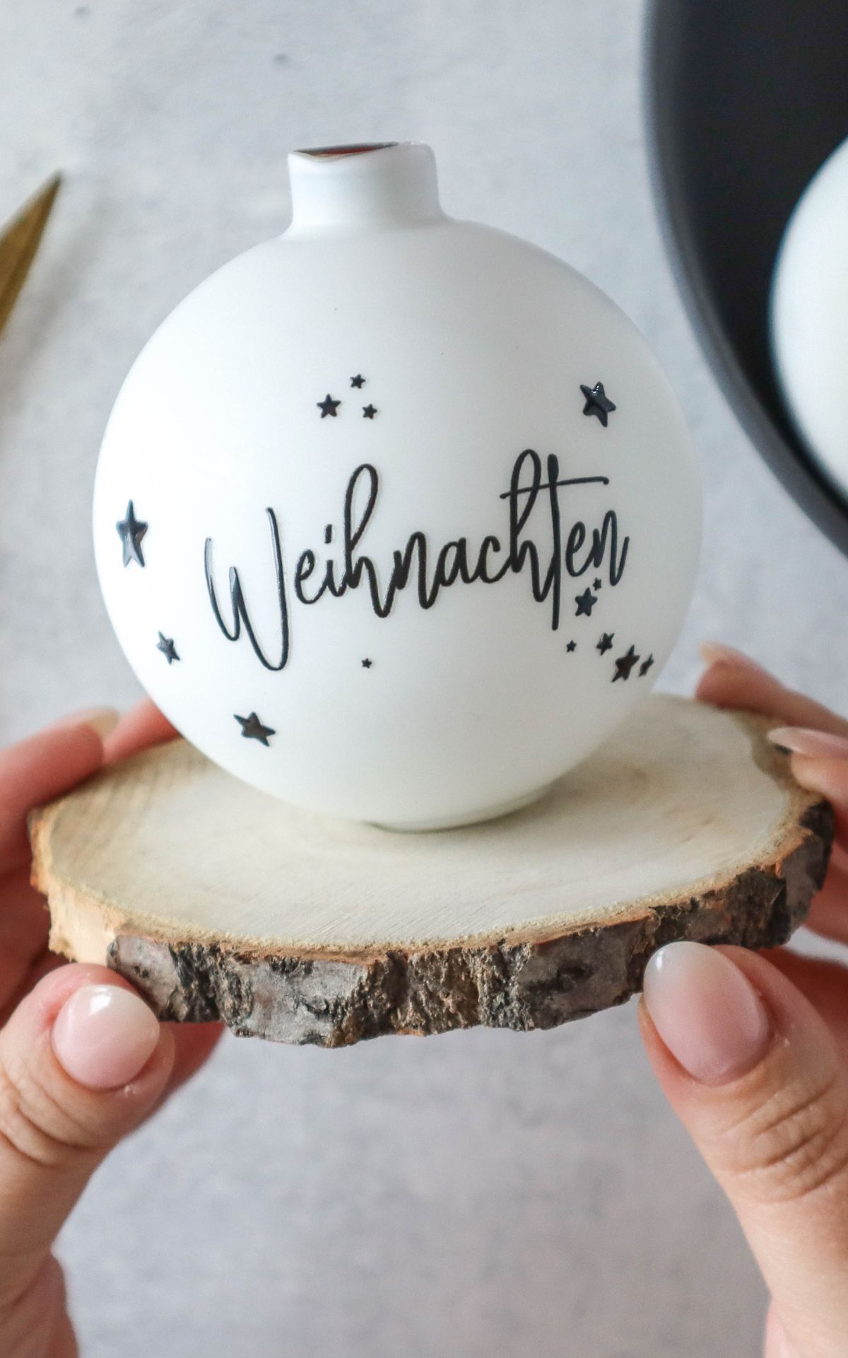 Weihnachtskugel DIY - Edle Tischdeko für Weihnachten basteln aus Christbaumkugeln - Verleihe deiner Tischdeko für Weihnachten das gewisse Etwas mit diesem kreativen Weihnachtskugel DIY, das deine Gäste garantiert beeindrucken wird.