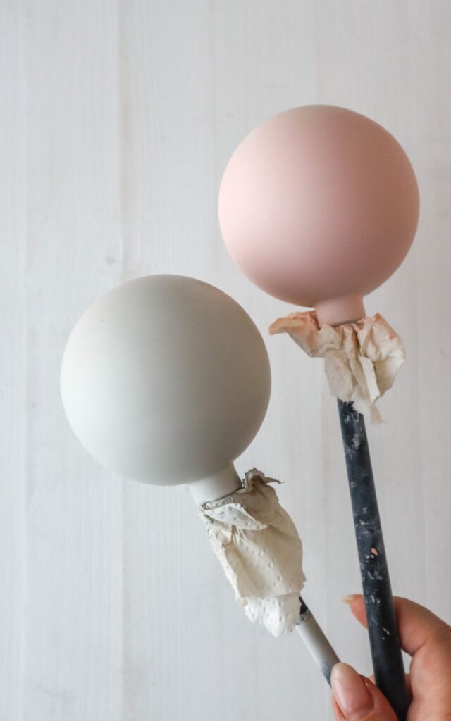 Weihnachtskugel DIY - Edle Tischdeko für Weihnachten basteln aus Christbaumkugeln - Verleihe deiner Tischdeko für Weihnachten das gewisse Etwas mit diesem kreativen Weihnachtskugel DIY, das deine Gäste garantiert beeindrucken wird.
