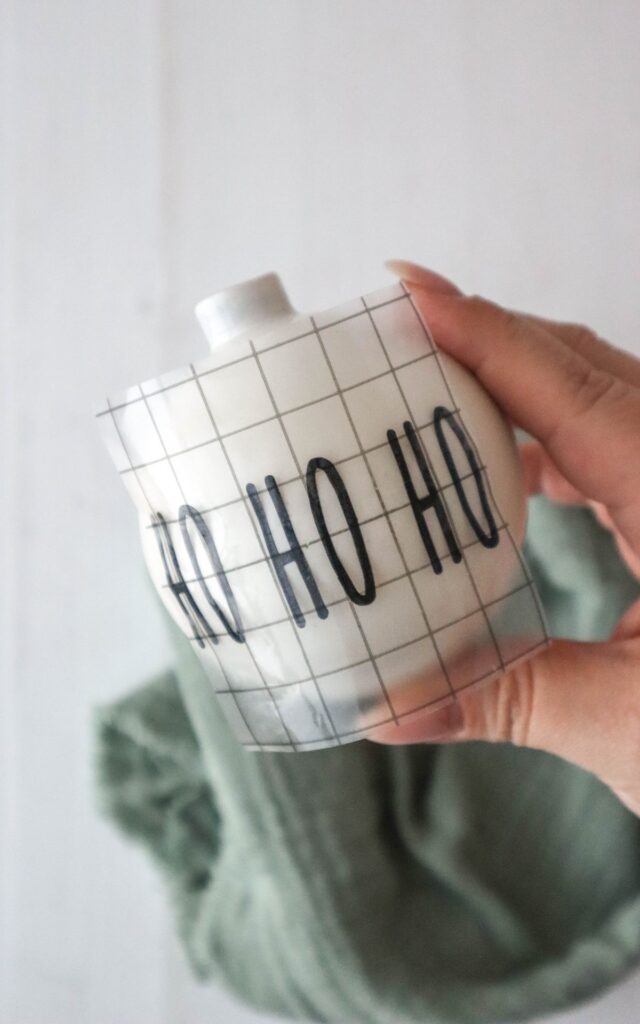 Weihnachtskugel DIY - Edle Tischdeko für Weihnachten basteln aus Christbaumkugeln - Verleihe deiner Tischdeko für Weihnachten das gewisse Etwas mit diesem kreativen Weihnachtskugel DIY, das deine Gäste garantiert beeindrucken wird.