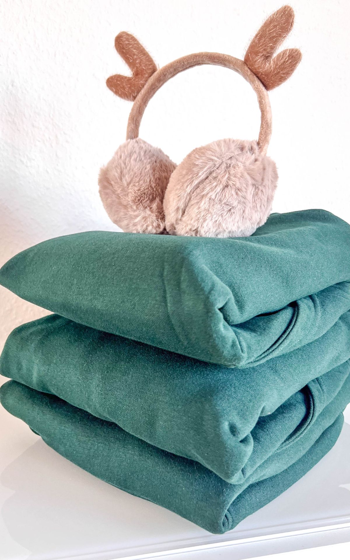Weihnachtspullover selber gestalten mit Brother ScanNCut: Mit dieser einfachen DIY-Anleitung plottest du individuelle Weihnachtspullis für die ganze Familie. Perfekt für Anfänger!