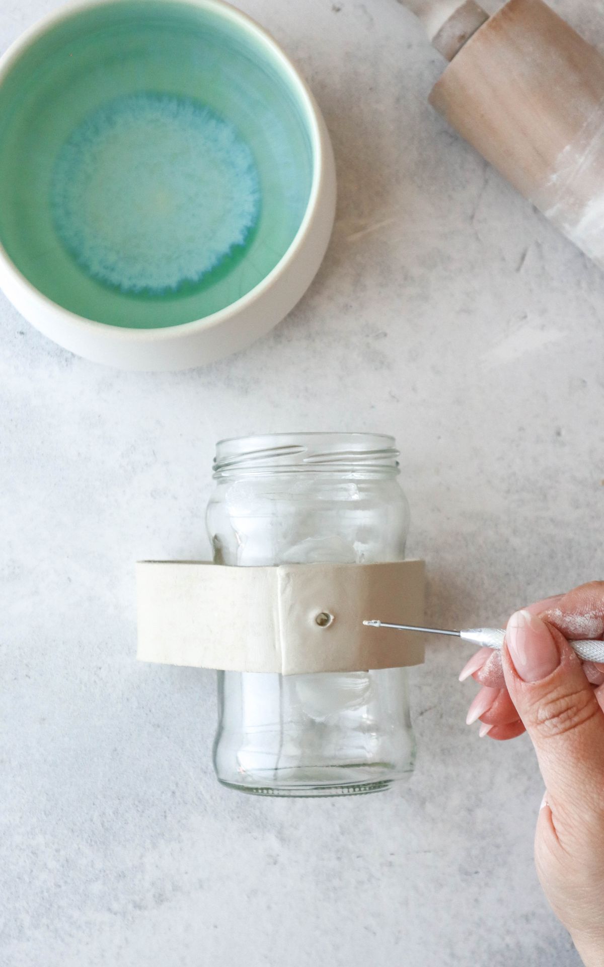 Lerne, wie du minimalistische Tonvasen selber machen kannst. Entdecke kreative DIY-Ideen für stilvolle, handgefertigte Deko-Unikate!