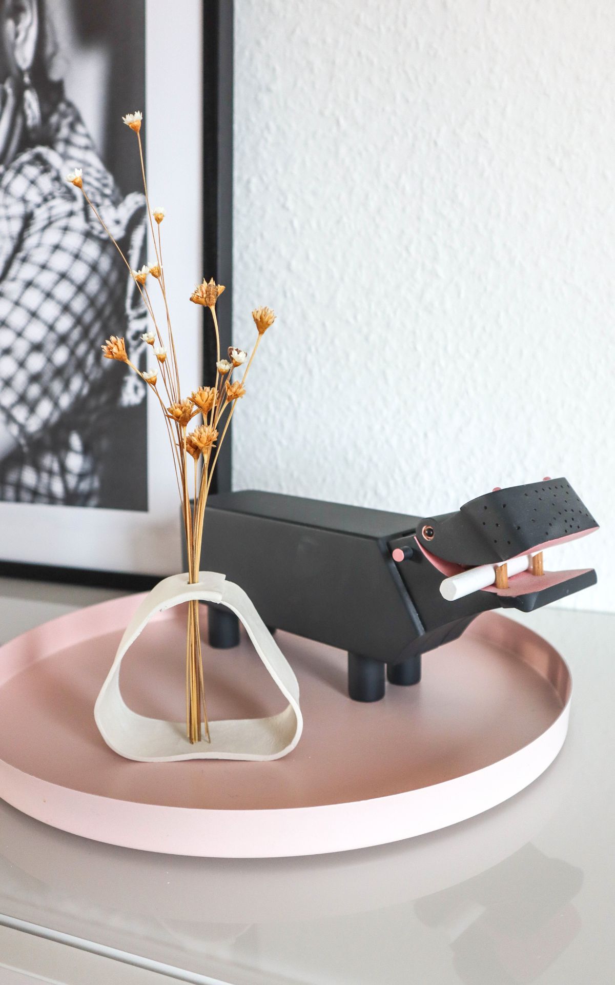 Tonvasen selber machen war noch nie so einfach. Mit etwas lufttrocknendem Ton und einem kreativen Twist bastelst du edle Vasen wie aus dem Interior-Magazin.