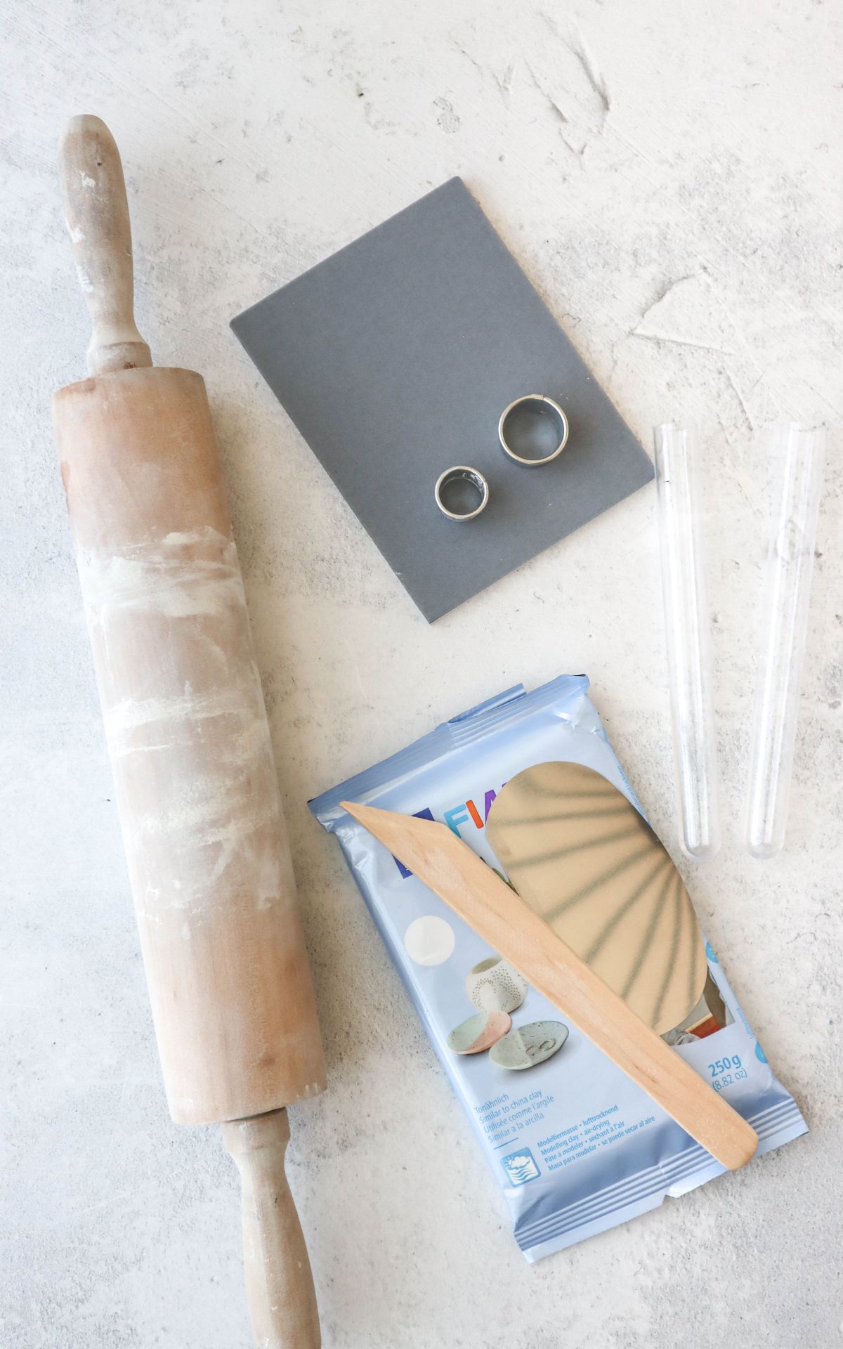 Lerne, wie du minimalistische Tonvasen selber machen kannst. Entdecke kreative DIY-Ideen für stilvolle, handgefertigte Deko-Unikate!