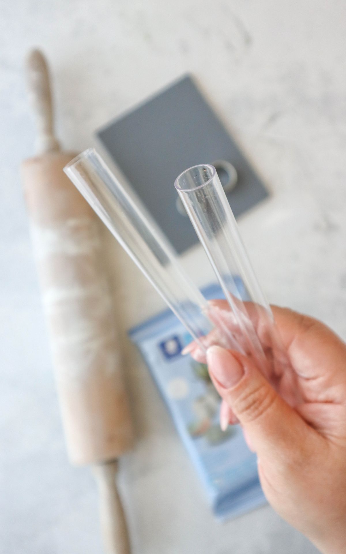 Lerne, wie du minimalistische Tonvasen selber machen kannst. Entdecke kreative DIY-Ideen für stilvolle, handgefertigte Deko-Unikate!