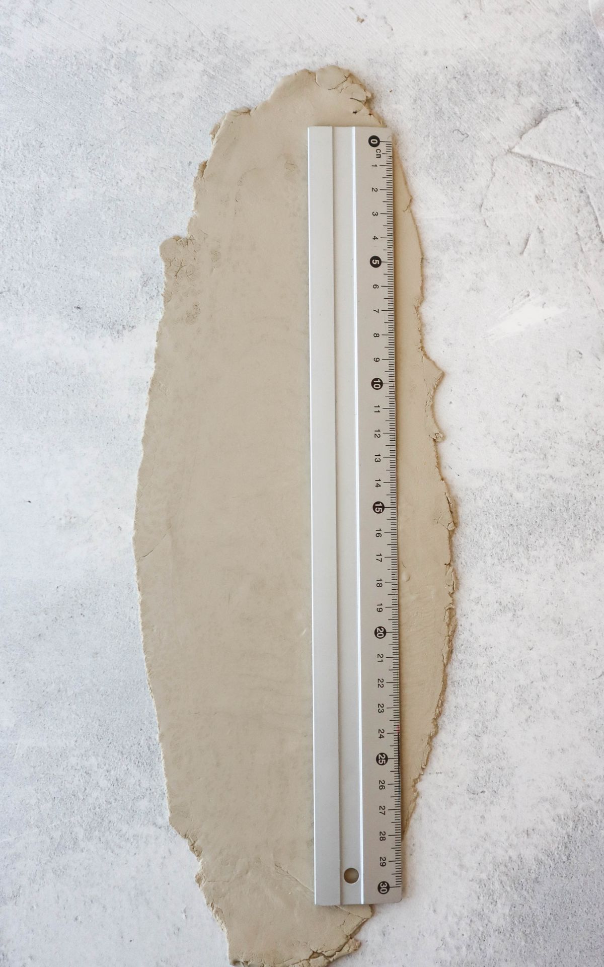 Lerne, wie du minimalistische Tonvasen selber machen kannst. Entdecke kreative DIY-Ideen für stilvolle, handgefertigte Deko-Unikate!
