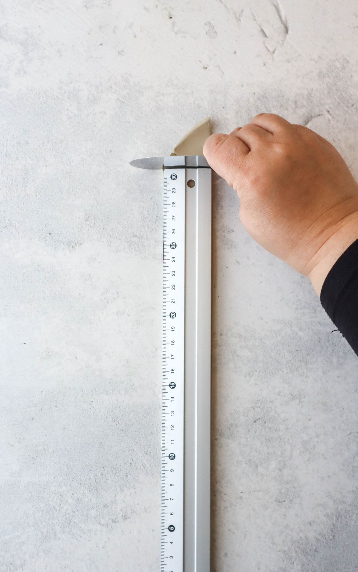 Lerne, wie du minimalistische Tonvasen selber machen kannst. Entdecke kreative DIY-Ideen für stilvolle, handgefertigte Deko-Unikate!