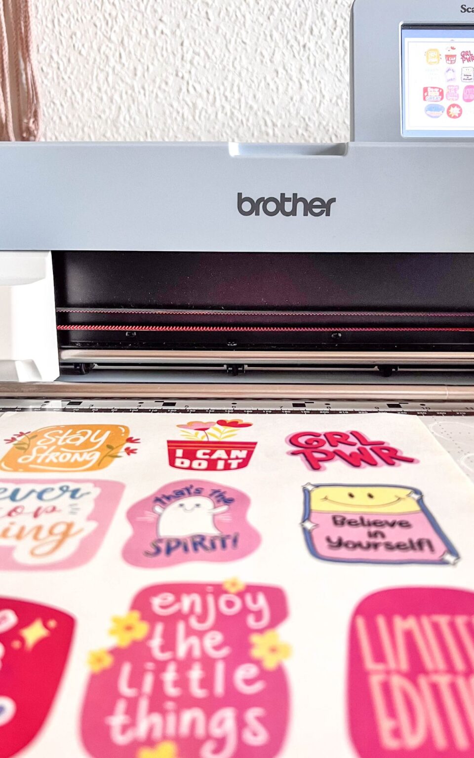Sticker selber machen: DIY Gute-Laune-Aufkleber mit dem Brother ...