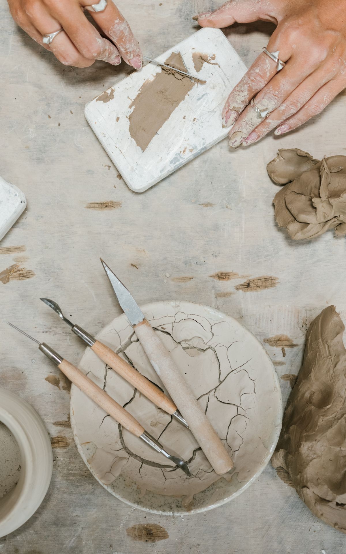 Lerne, wie du minimalistische Tonvasen selber machen kannst. Entdecke kreative DIY-Ideen für stilvolle, handgefertigte Deko-Unikate!