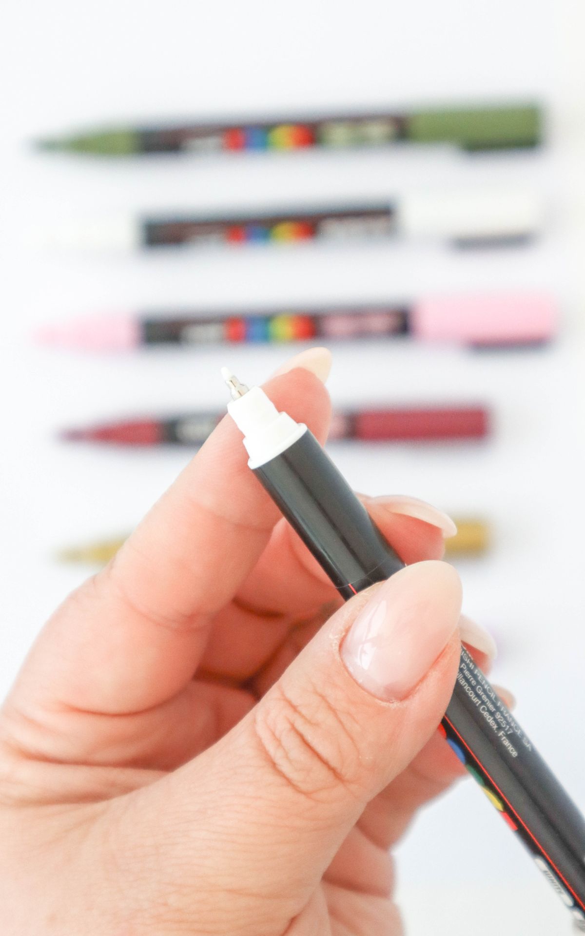 Unvergessliches Geschenk für die Schwiegermutter selbstgemacht: Veredle einen Parfümflakon mit POSCA-Stiften als DIY Schwiegermama oder Brautmutter Geschenk.
