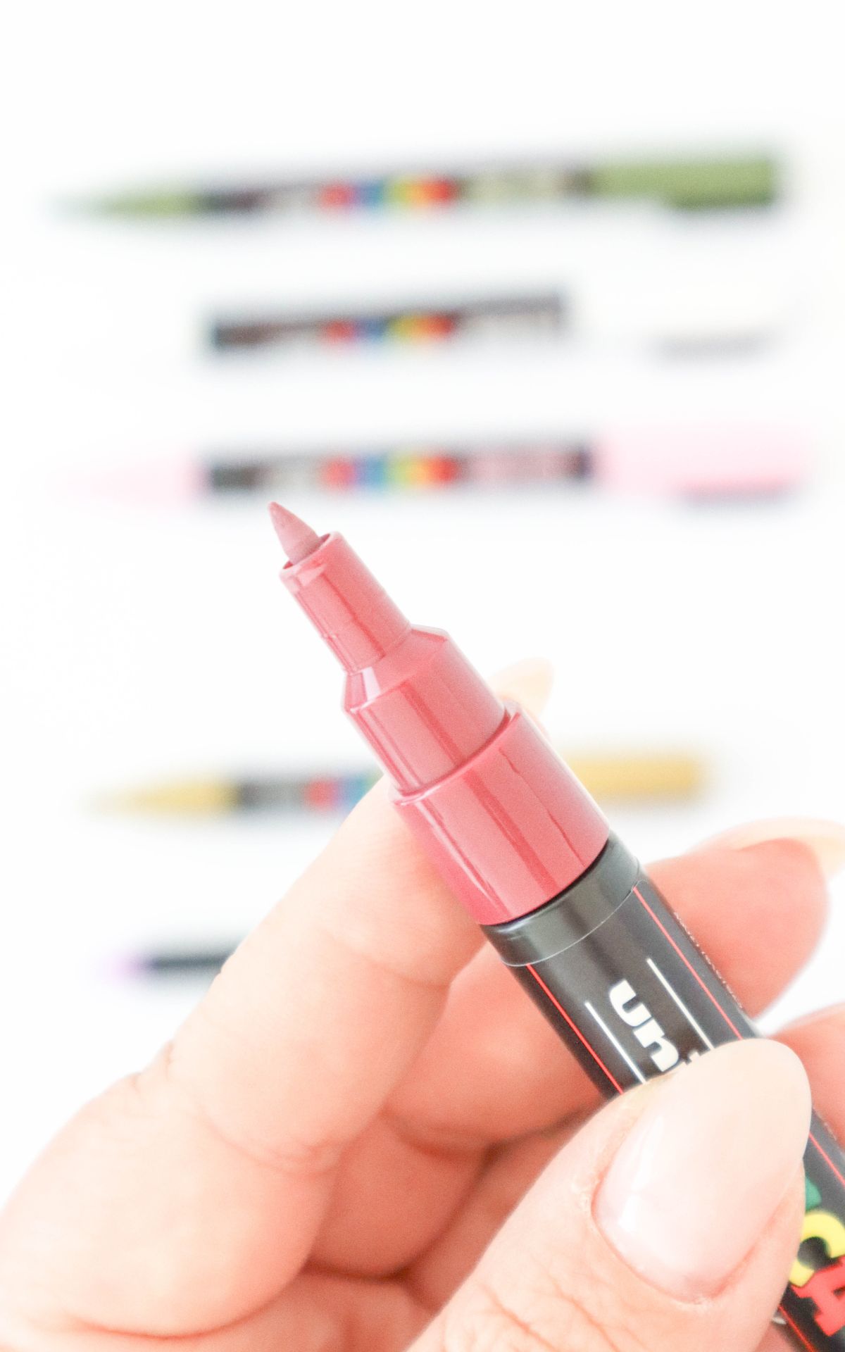 Unvergessliches Geschenk für die Schwiegermutter selbstgemacht: Veredle einen Parfümflakon mit POSCA-Stiften als DIY Schwiegermama oder Brautmutter Geschenk.