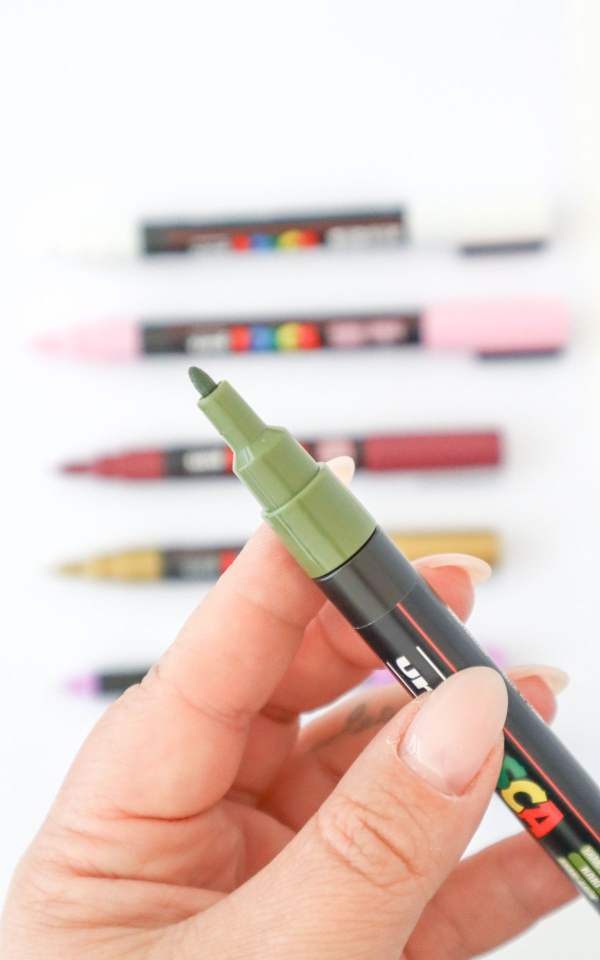 Unvergessliches Geschenk für die Schwiegermutter selbstgemacht: Veredle einen Parfümflakon mit POSCA-Stiften als DIY Schwiegermama oder Brautmutter Geschenk.