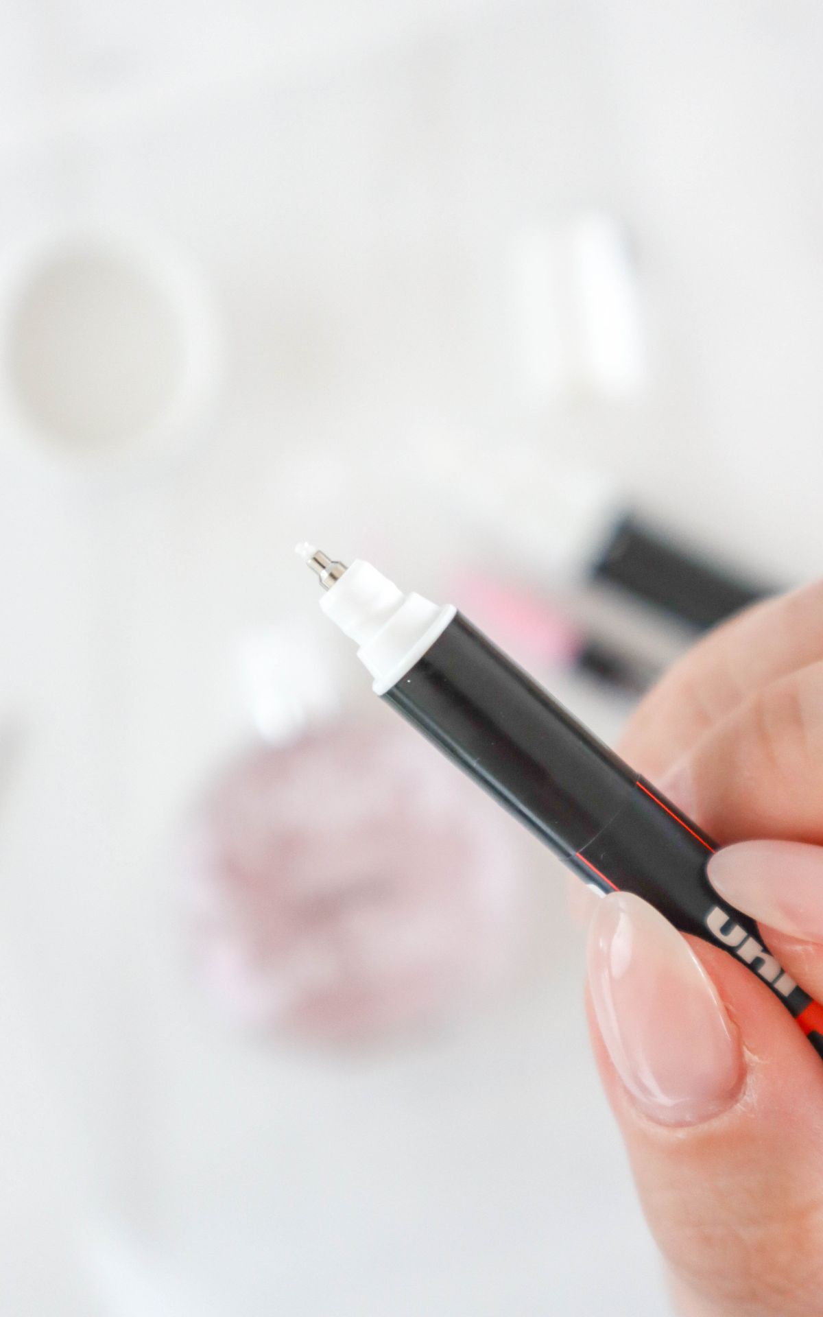 Unvergessliches Geschenk für die Schwiegermutter selbstgemacht: Veredle einen Parfümflakon mit POSCA-Stiften als DIY Schwiegermama oder Brautmutter Geschenk.