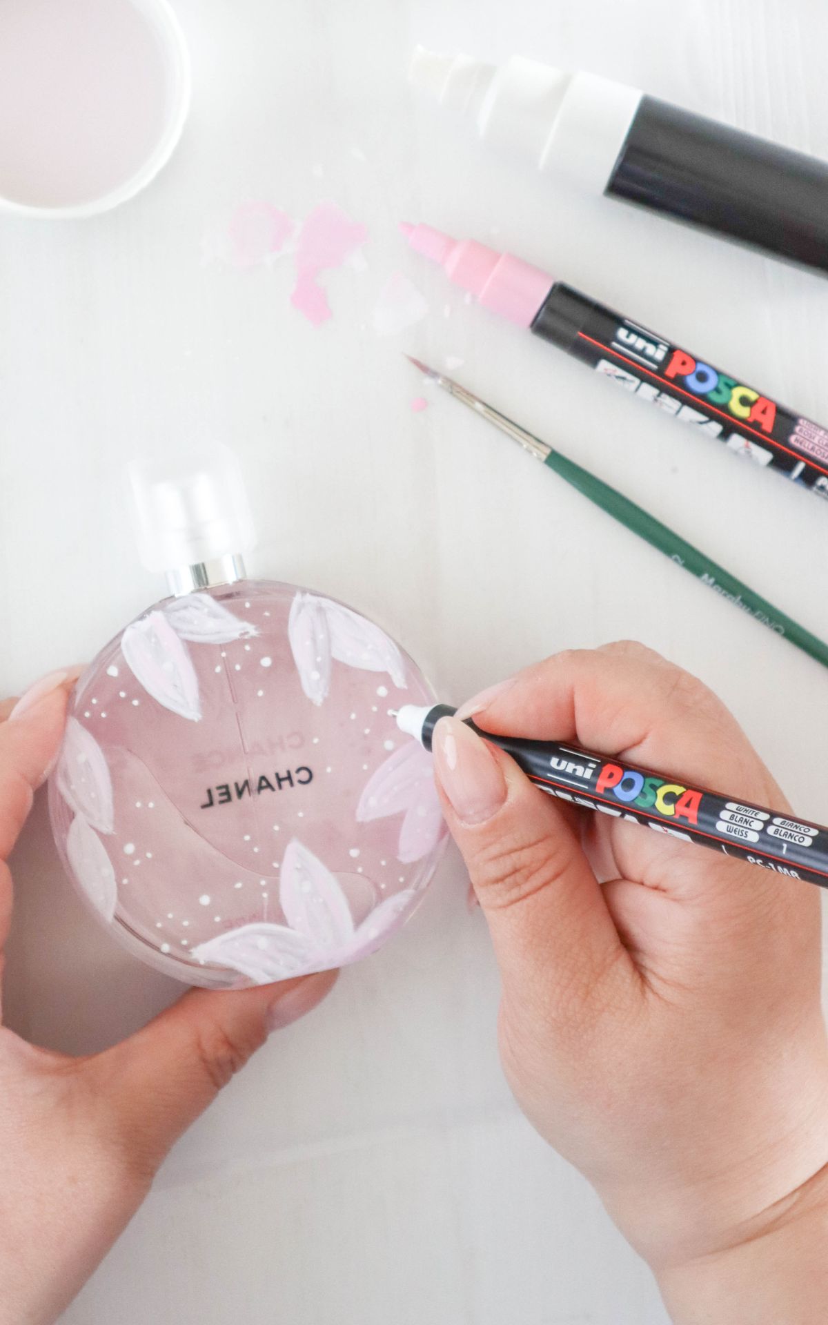 Unvergessliches Geschenk für die Schwiegermutter selbstgemacht: Veredle einen Parfümflakon mit POSCA-Stiften als DIY Schwiegermama oder Brautmutter Geschenk.