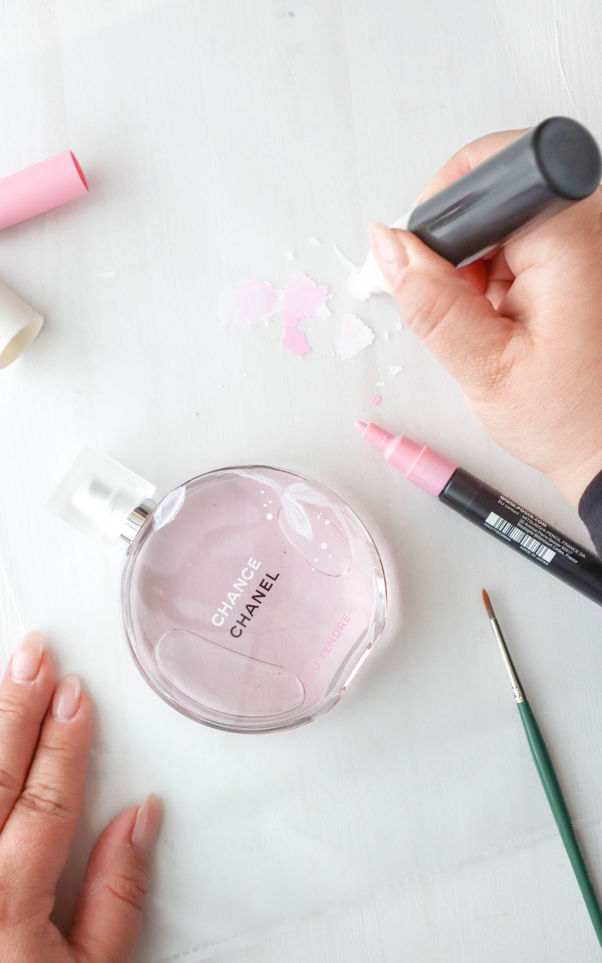 Unvergessliches Geschenk für die Schwiegermutter selbstgemacht: Veredle einen Parfümflakon mit POSCA-Stiften als DIY Schwiegermama oder Brautmutter Geschenk.