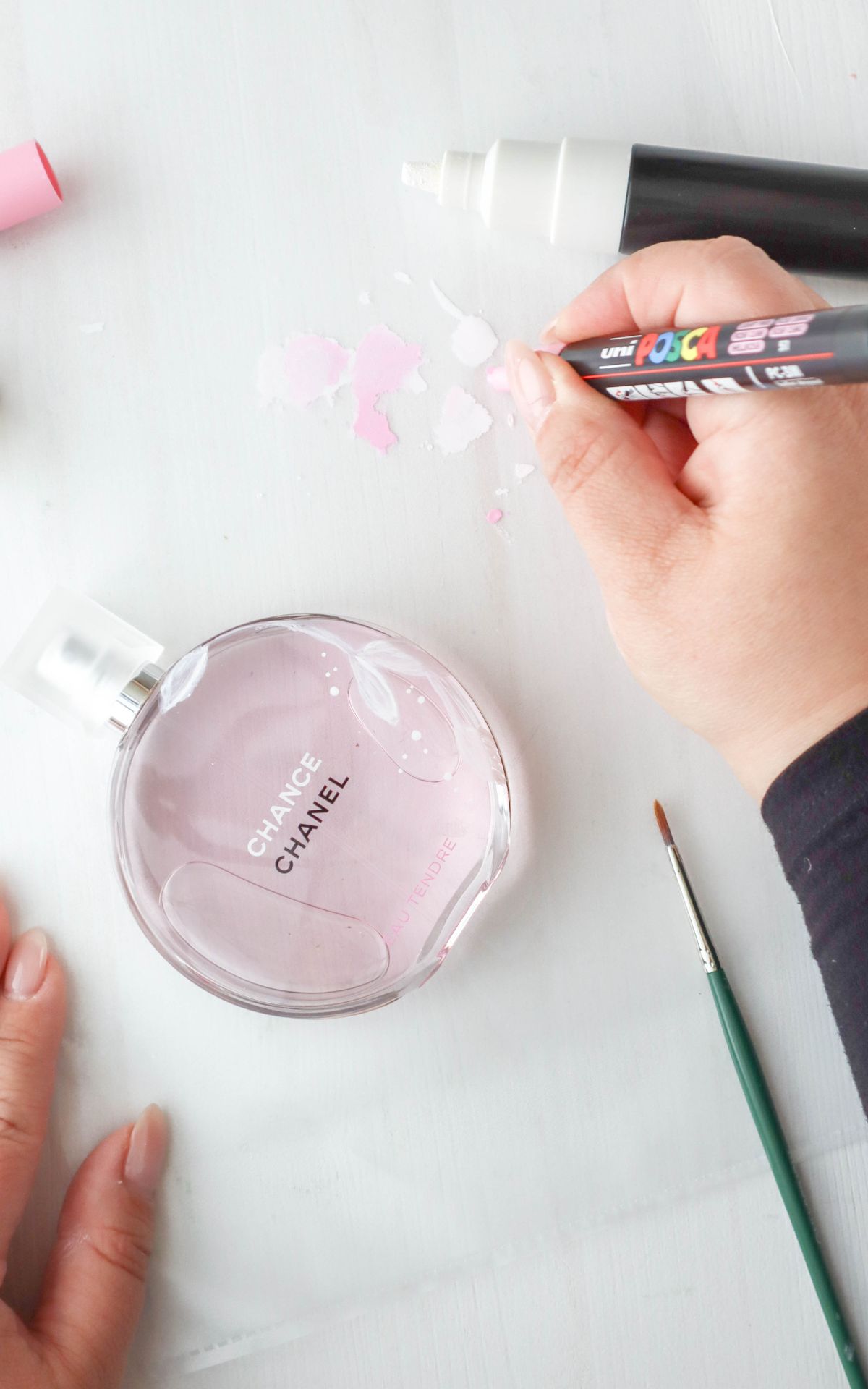 Unvergessliches Geschenk für die Schwiegermutter selbstgemacht: Veredle einen Parfümflakon mit POSCA-Stiften als DIY Schwiegermama oder Brautmutter Geschenk.